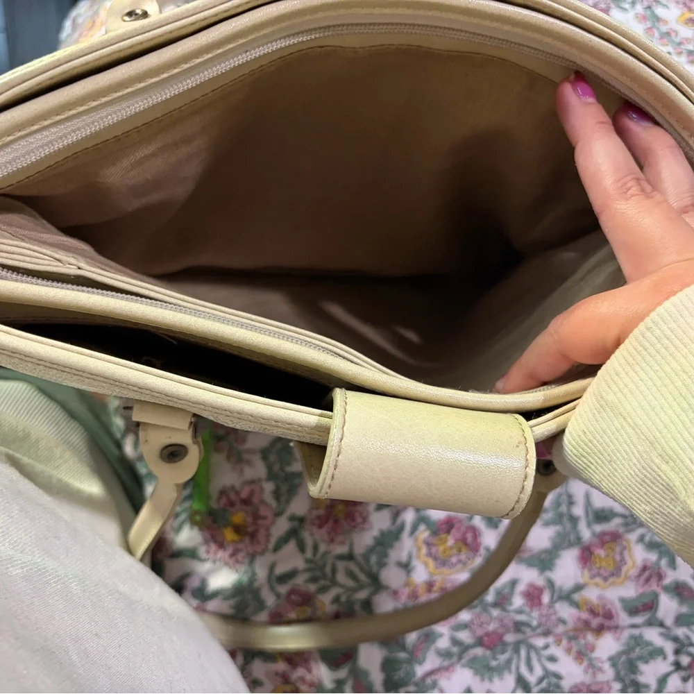 Chic Cream Paisley Tote Bag - Picture 4 of 13